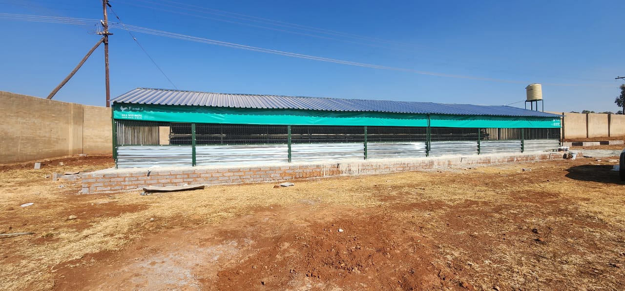 Broiler House Structure with Water Tank
